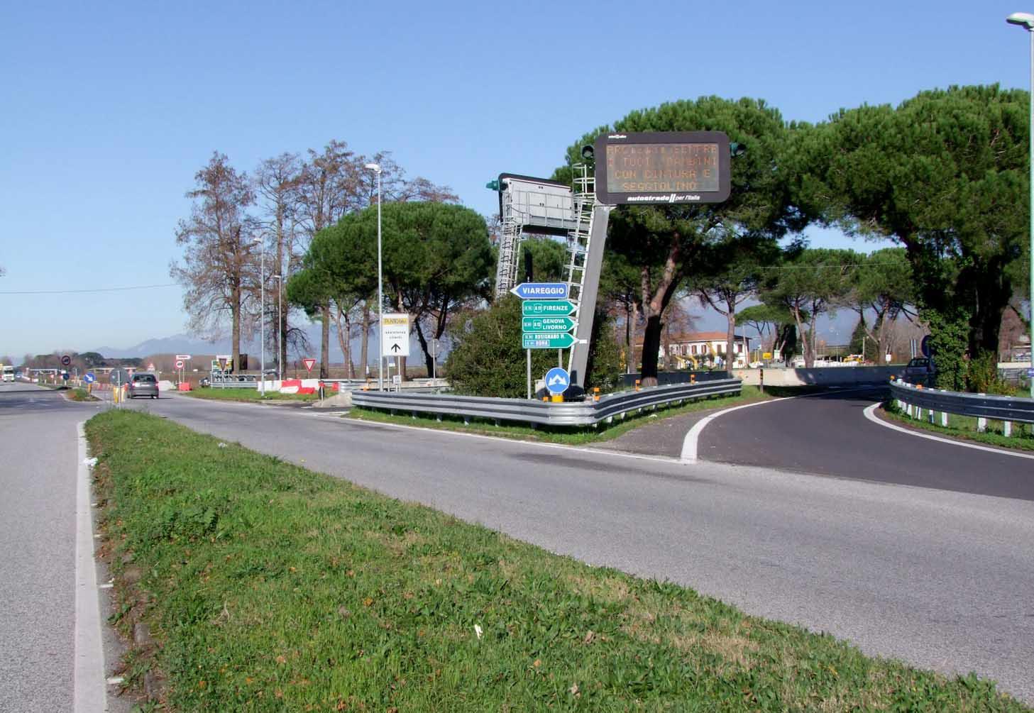 L'incrocio tra Aurelia e ingresso al casello autostradale di Migliarino