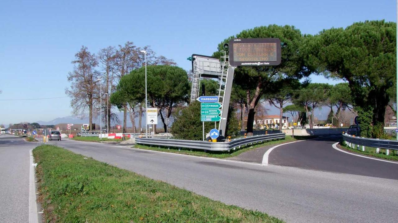 L'incrocio tra Aurelia e ingresso al casello autostradale di Migliarino