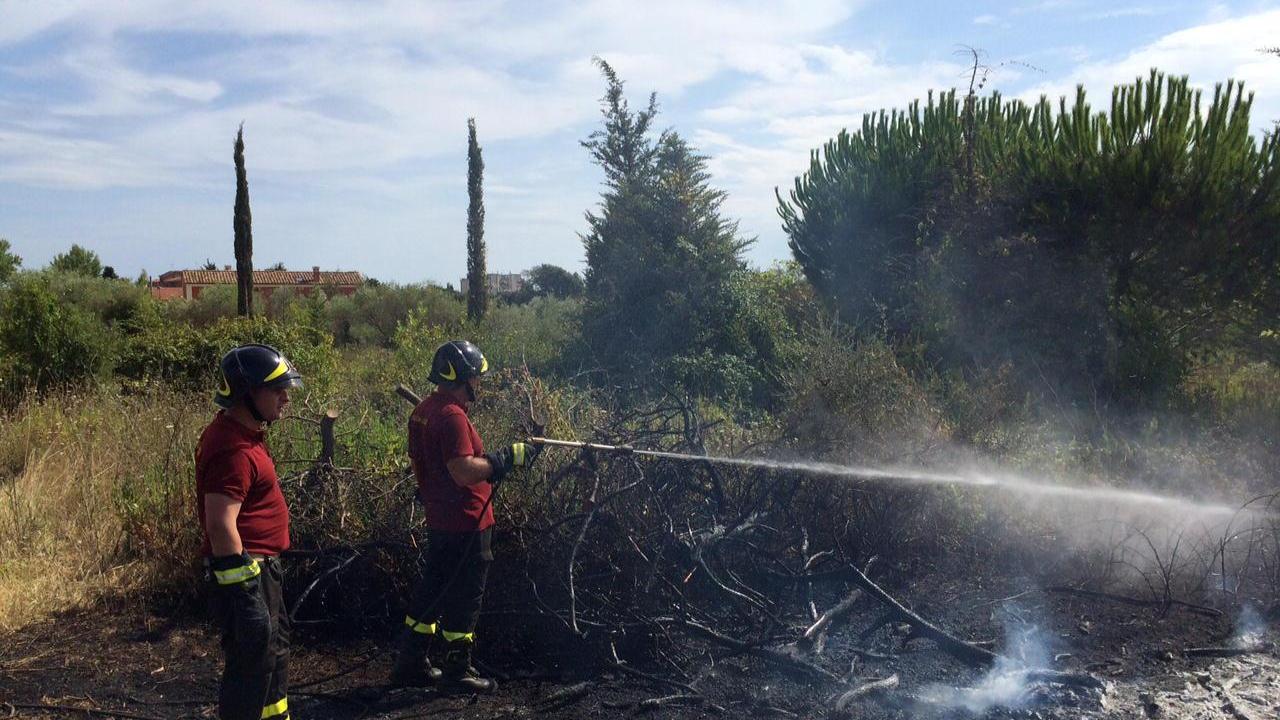 L'intervento dei vigili del fuoco su via Lungomonte (foto Falorni)
