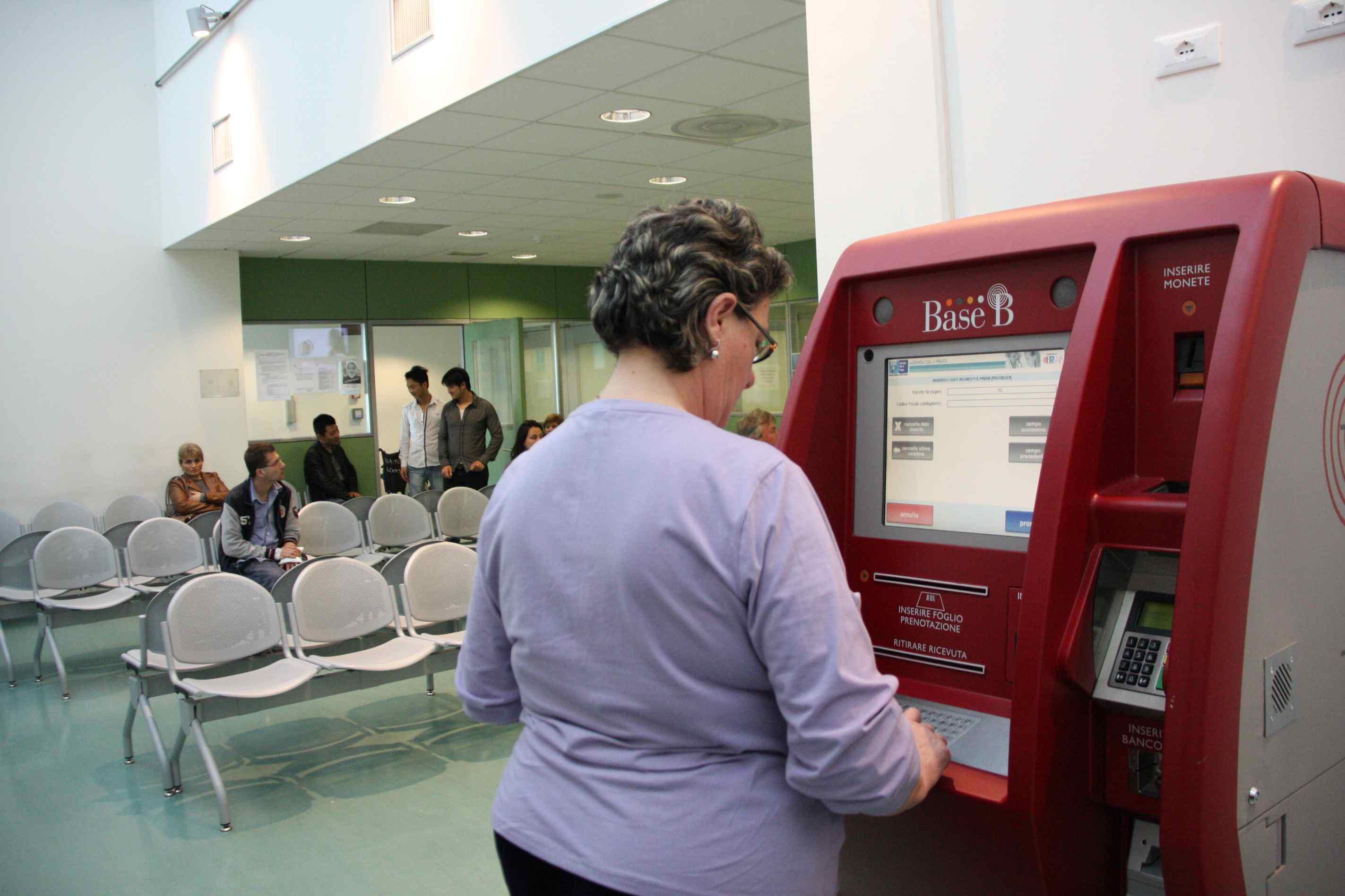 Una macchinetta per il pagamento del ticket al Santo Stefano