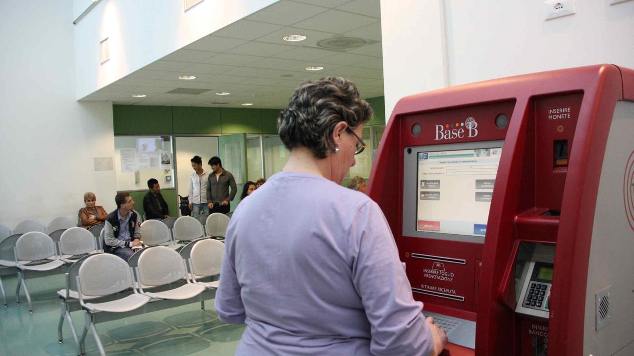 Una macchinetta per il pagamento del ticket al Santo Stefano