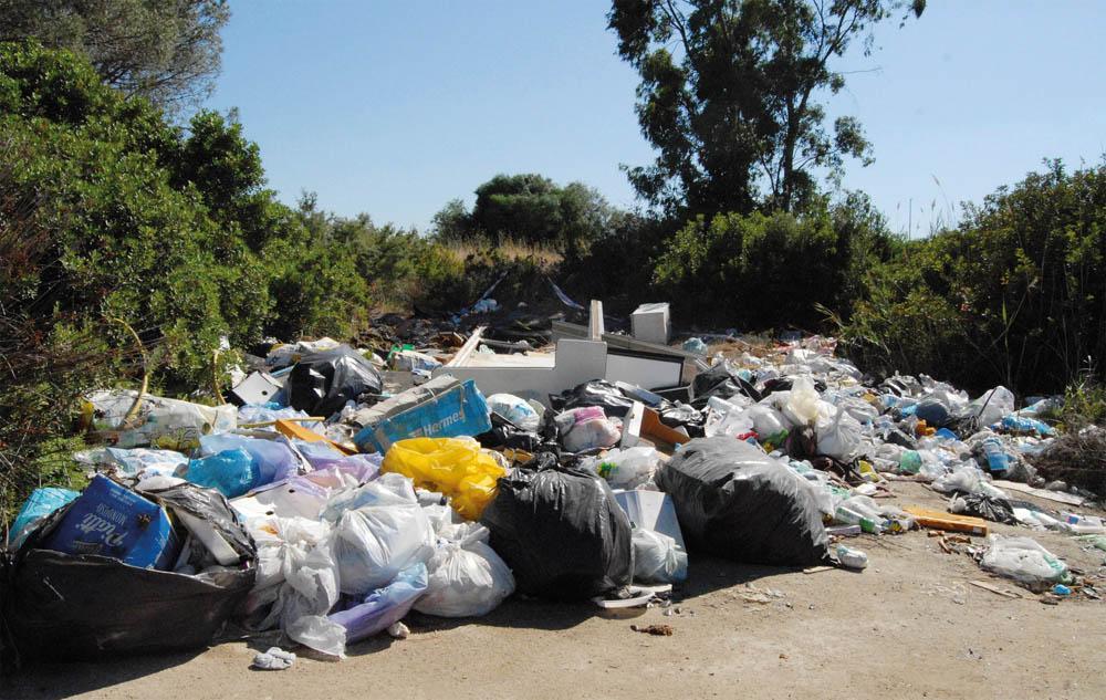 Caos rifiuti in Sardegna, d’estate la differenziata non funziona 