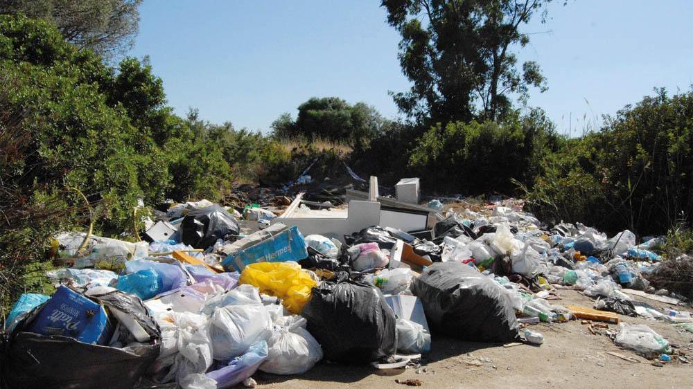 Caos rifiuti in Sardegna, d’estate la differenziata non funziona 