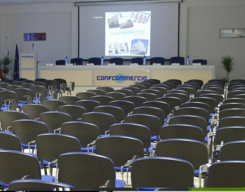 La sala conferenza della sede di Confcommercio in via Grotta delle Fate