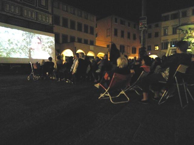 Il furgone-cinema in piazza Farinata degli Uberti a Empoli nel 2014