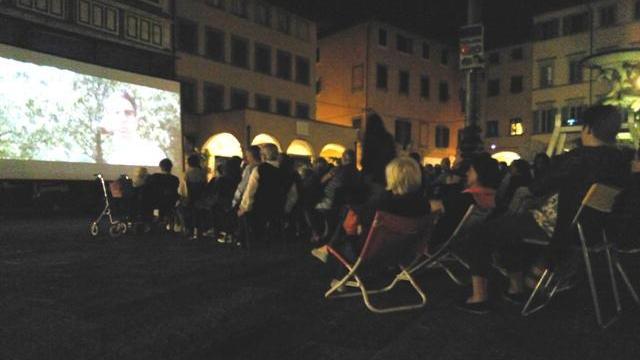 Il furgone-cinema in piazza Farinata degli Uberti a Empoli nel 2014