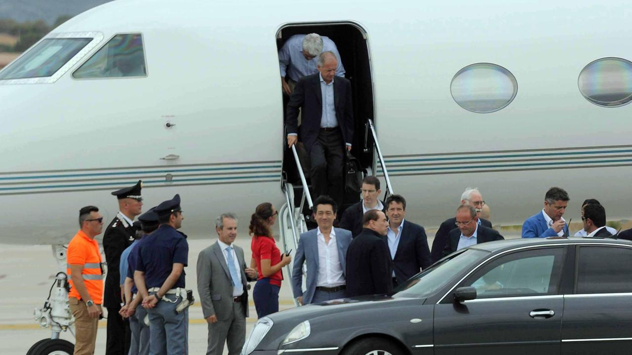 Berlusconi a mister Bee all'arrivo all'aeroporto di Olbia