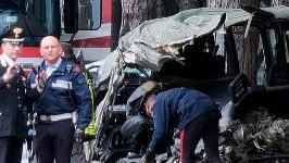 Il furgone distrutto dopo lo schianto con il Tir
