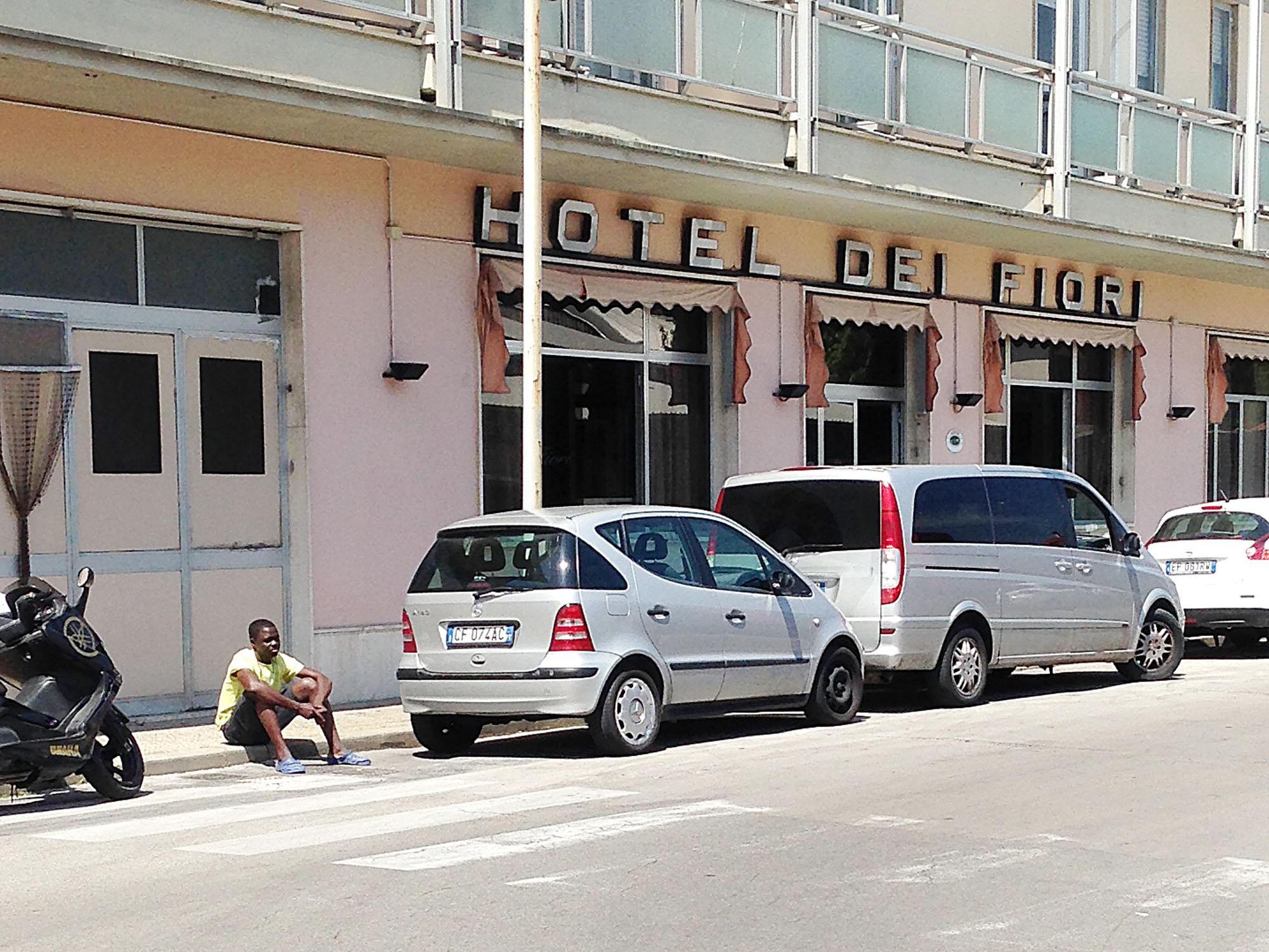 I profughi lasciano l’Hotel dei Fiori: destinazione Marliana 