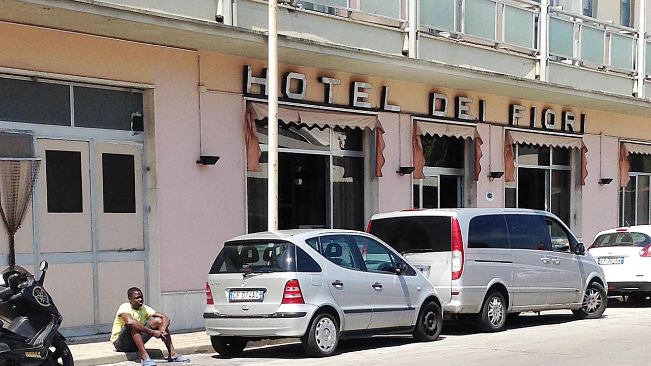 I profughi lasciano l’Hotel dei Fiori: destinazione Marliana