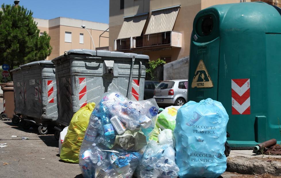 Alghero, la spazzatura in casa per 7 giorni 