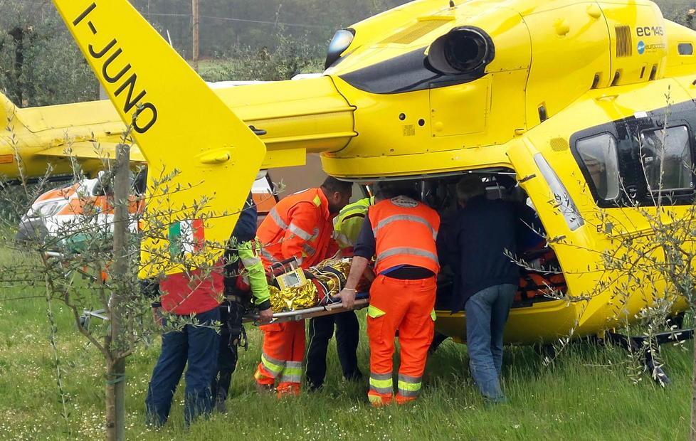 Scivola giù dal tetto: grave 67enne 