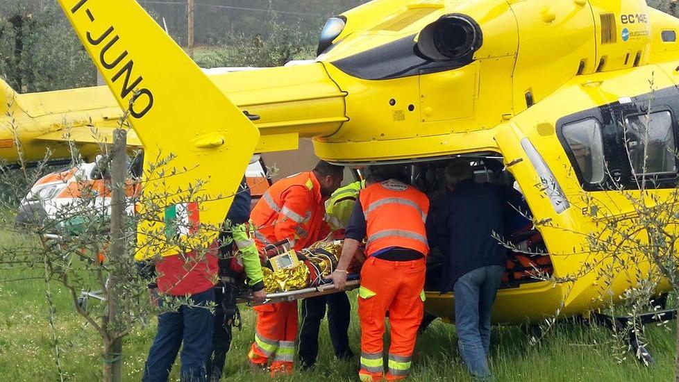 Scivola giù dal tetto: grave 67enne