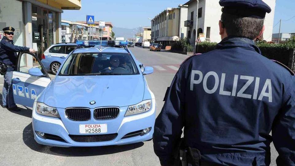 Evade e aggredisce a pugni la moglie
