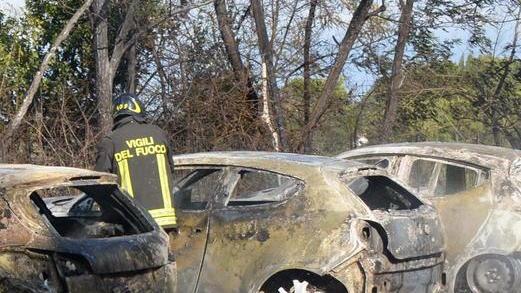 Auto distrutte dal fuoco appiccato vicino al posteggio