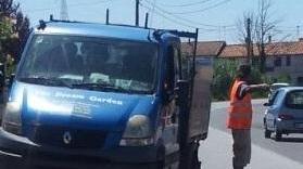 Perde una ruota che va a sbattere contro le auto
