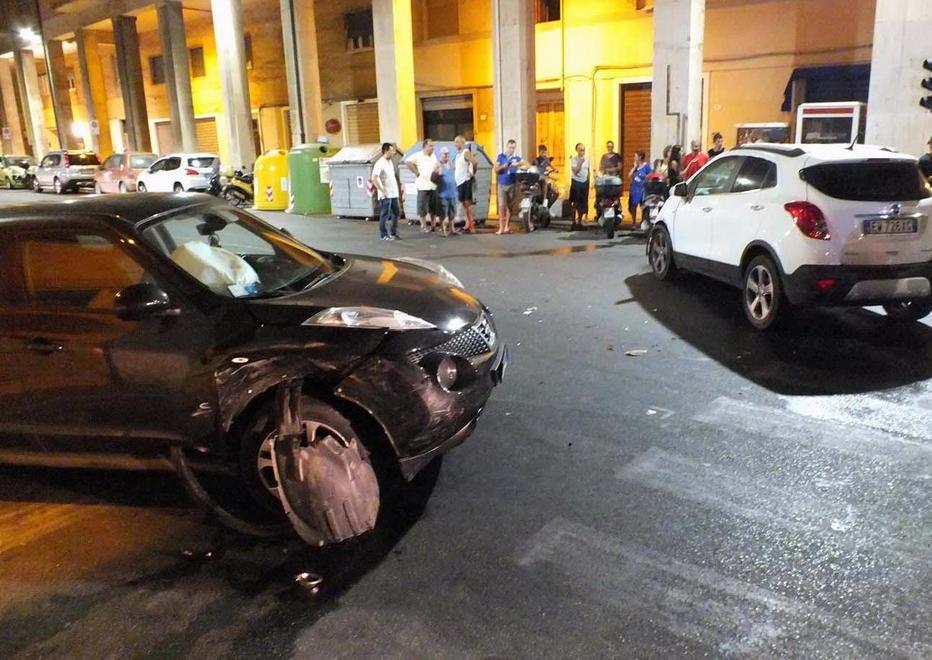 Scontro fra due auto nella notte