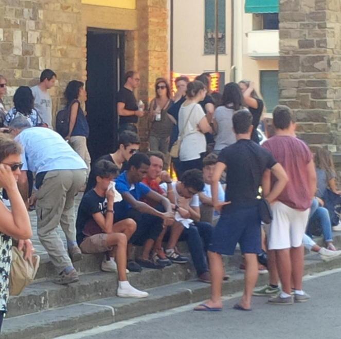 Gli amici di Sara straziati dal dolore Lunga fila davanti all’obitorio