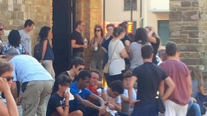 Gli amici di Sara straziati dal dolore Lunga fila davanti all’obitorio