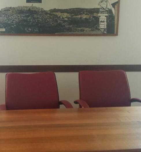 L’opposizione latita: «Motivi di lavoro» 