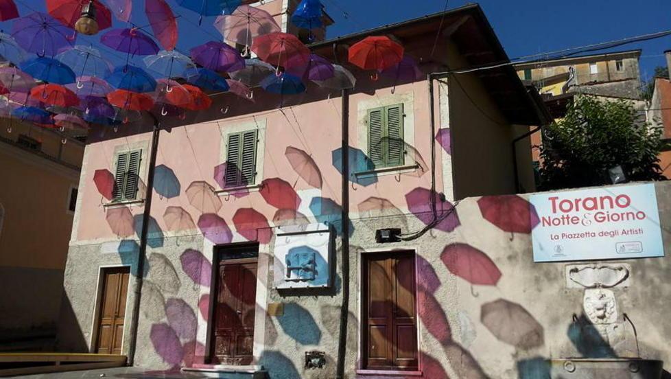 L’arte manga e 90 ombrelli alla conquista di Torano 