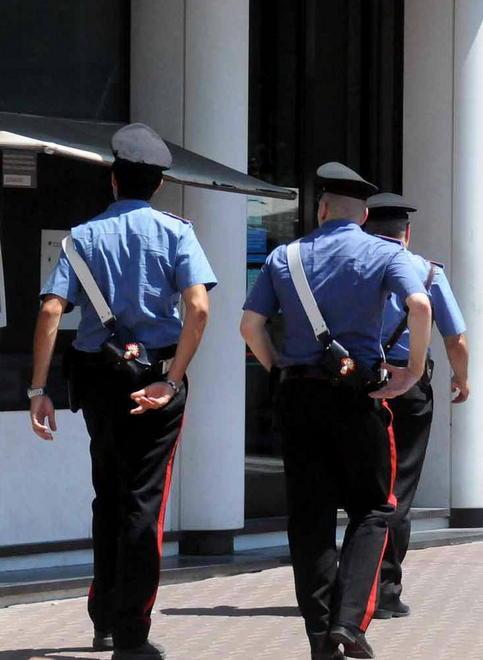 Rapinano banca col taglierino e scappano 