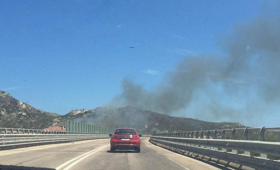 Fiamme sulla panoramica, paura in città 