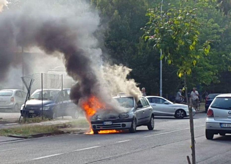 Auto a fuoco al semaforo, paura in strada