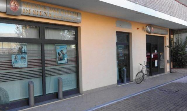 Quattro banditi rapinano l’agenzia del Monte dei Paschi