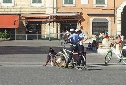 Sit-in in piazza sotto il sole Intervengono polizia e 118 