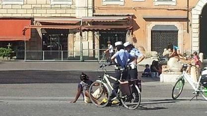 Sit-in in piazza sotto il sole Intervengono polizia e 118