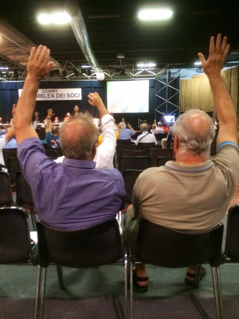 Il momento del voto all'assemblea dei soci Carife