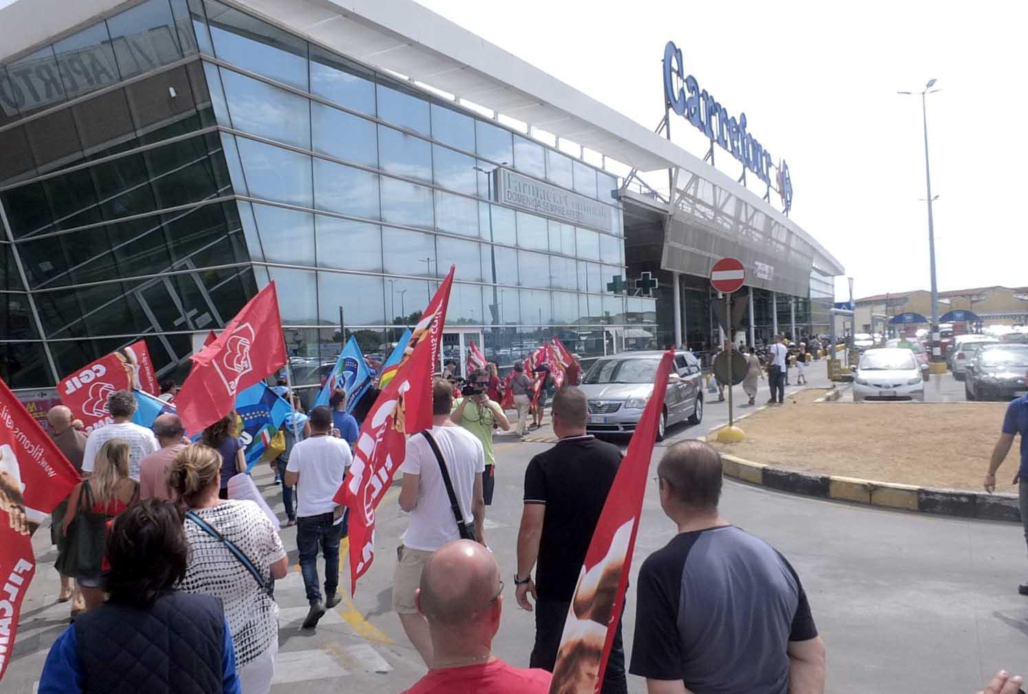 La protesta dei sindacati alla Carrefour di San Giuliano (Pisa)