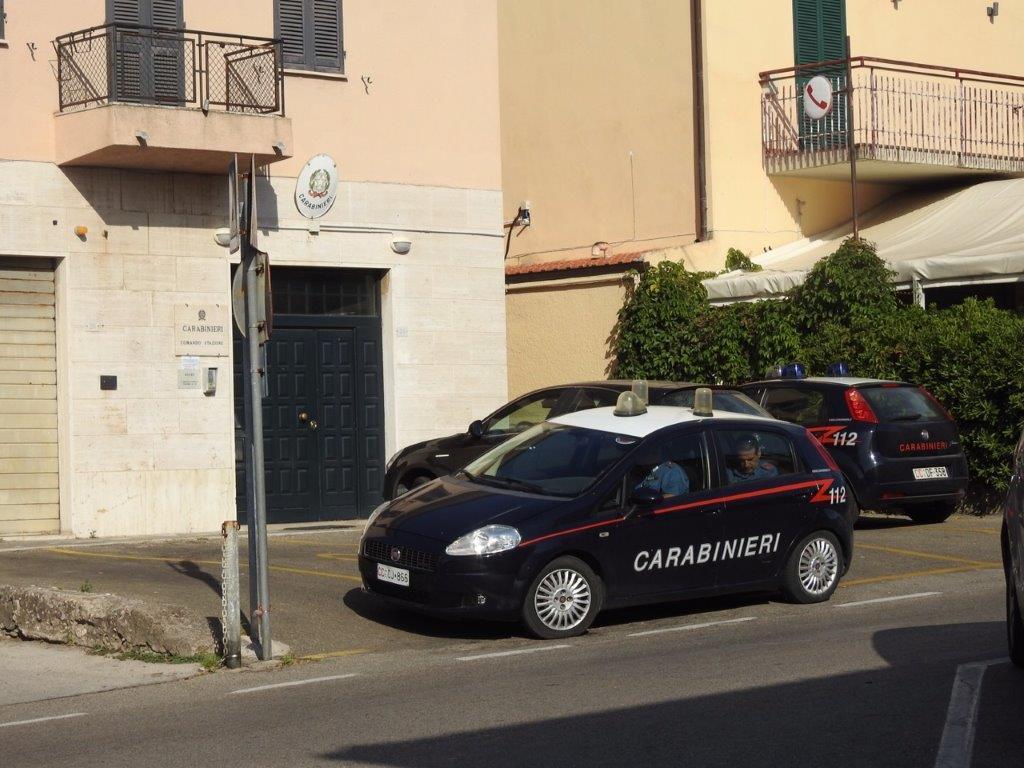 I carabinieri di Fonteblanda portano via le tre persone arrestate all'alba (foto Russo)