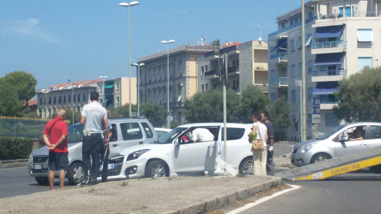 Scontro a Barriera Margherita, traffico in tilt sul lungomare