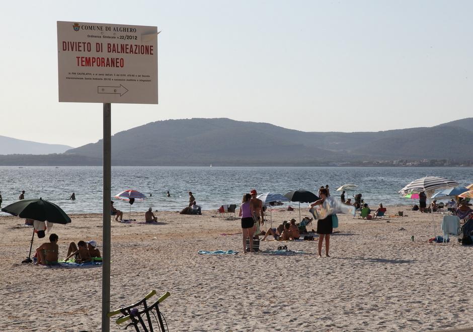La rabbia degli albergatori di Alghero: «Stagione rovinata dal mare inquinato» 