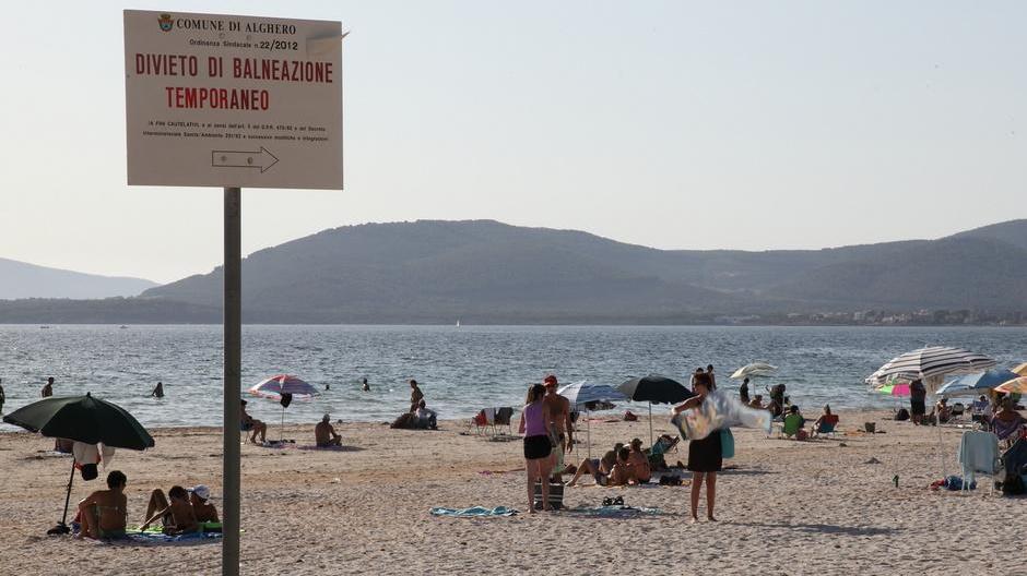 La rabbia degli albergatori di Alghero: «Stagione rovinata dal mare inquinato» 