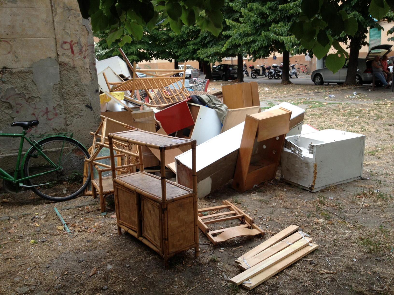 I mobili in mezzo al cortile