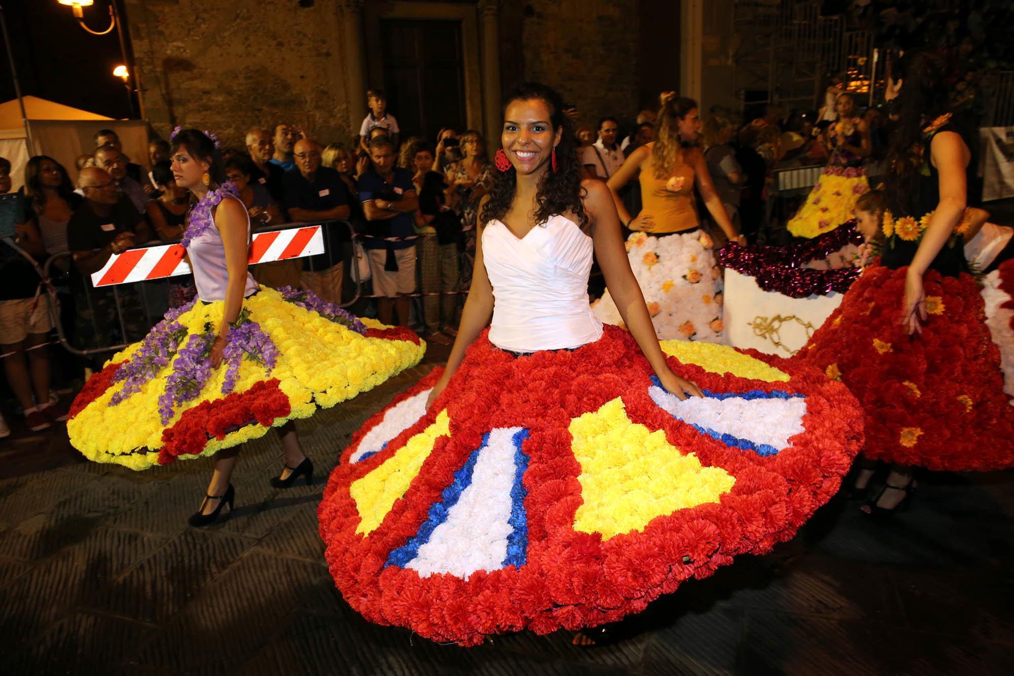 Fiori speciali sfilano per le vie di Chiesina (foto Nucci)