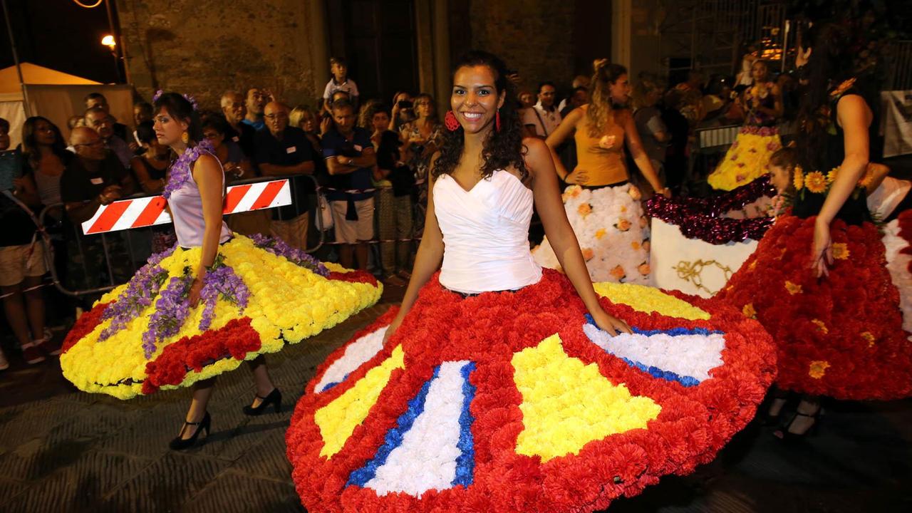 Fiori speciali sfilano per le vie di Chiesina (foto Nucci)