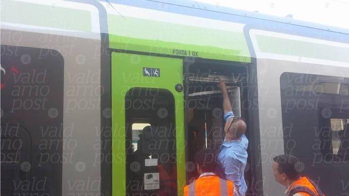 Il treno Jazz con la porta saltata