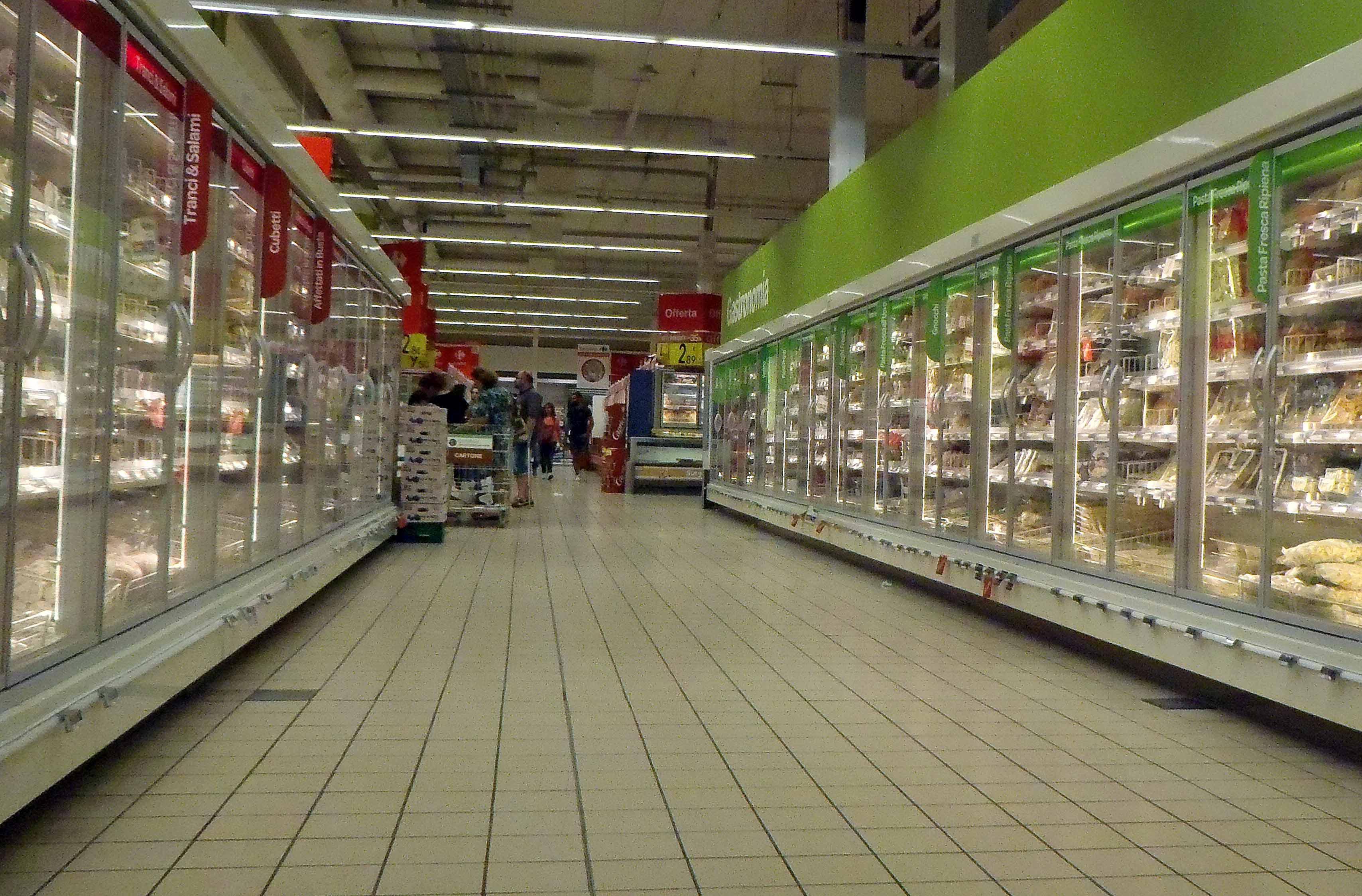Corridoio vuoto di notte al Carrefour