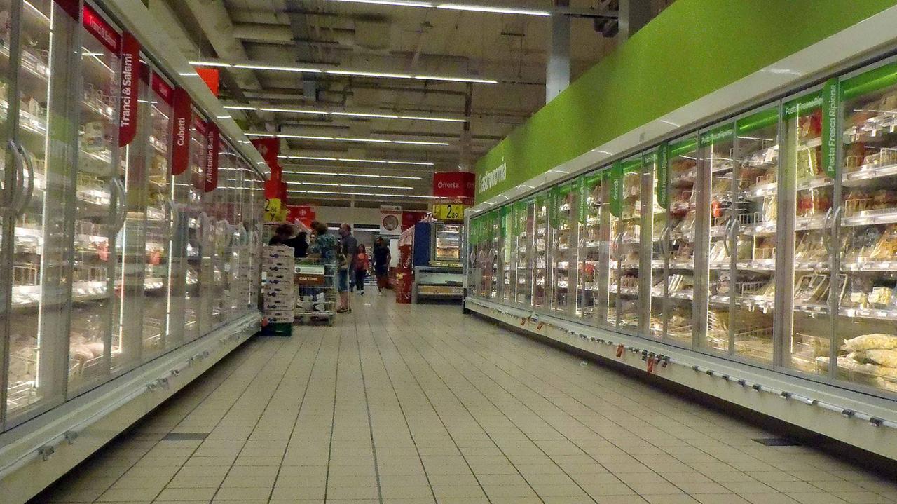 Corridoio vuoto di notte al Carrefour