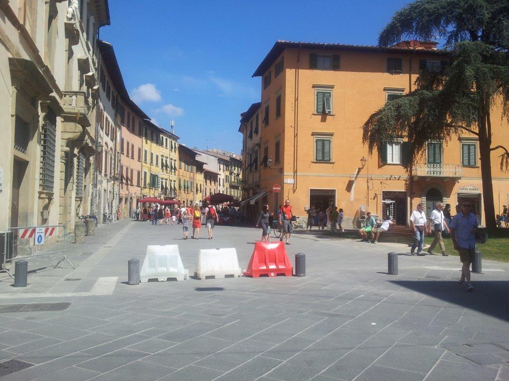 Barriere all’ingresso di via Santa Maria