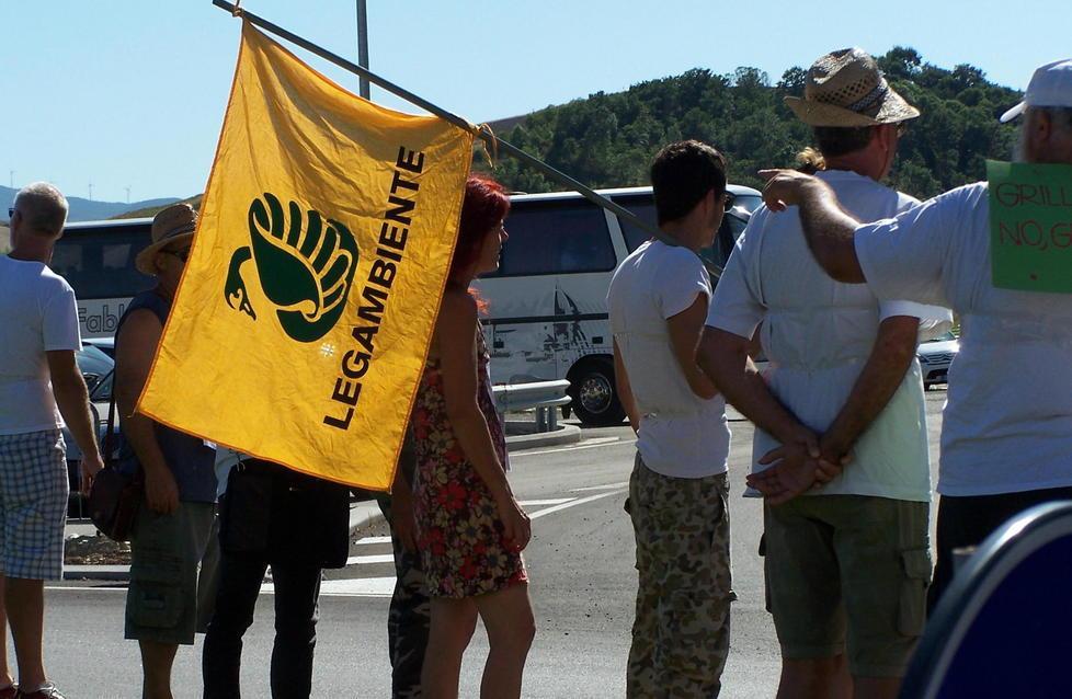 «La discarica resti chiusa» il sit-in tra i fans di Bocelli 