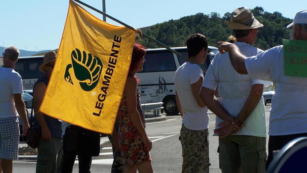 «La discarica resti chiusa» il sit-in tra i fans di Bocelli