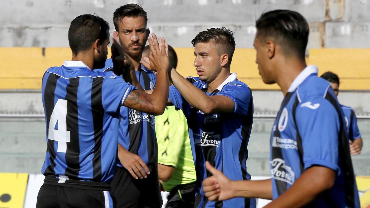 Pisa-Sestri: l'esultanza dei nerazzurri (foto Muzzi)