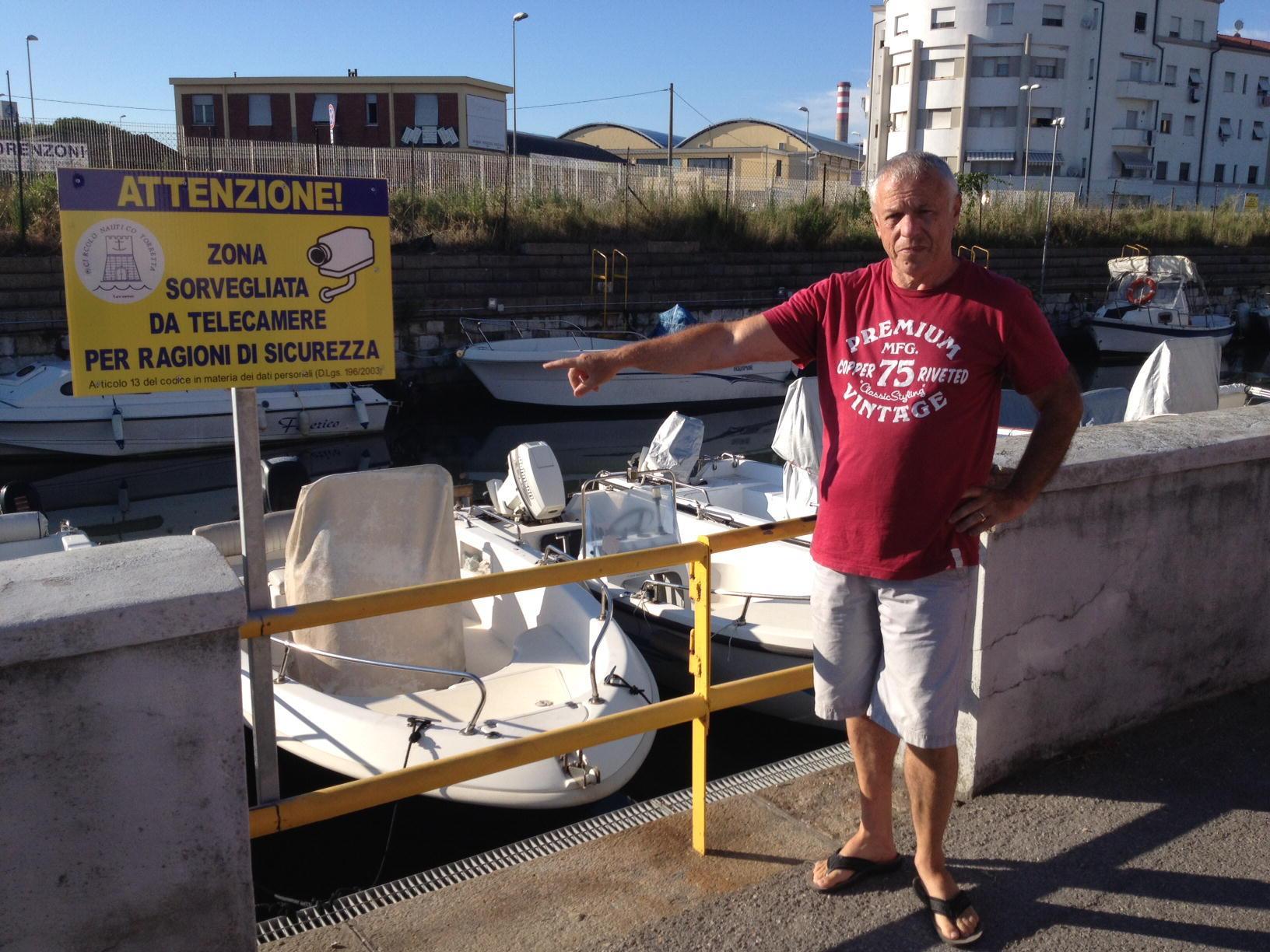 Il presidente del circolo nautico Torretta mostra le barche e i cartelli che segnalano le telecamere