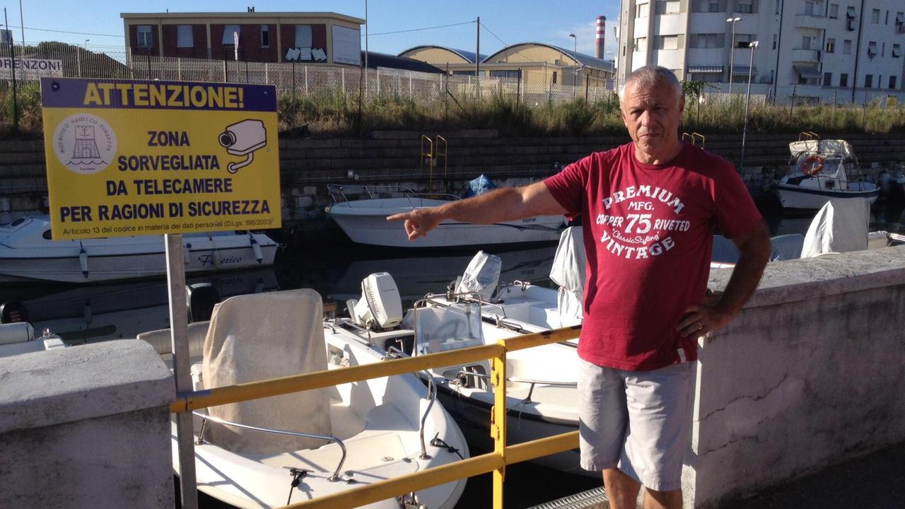 Il presidente del circolo nautico Torretta mostra le barche e i cartelli che segnalano le telecamere