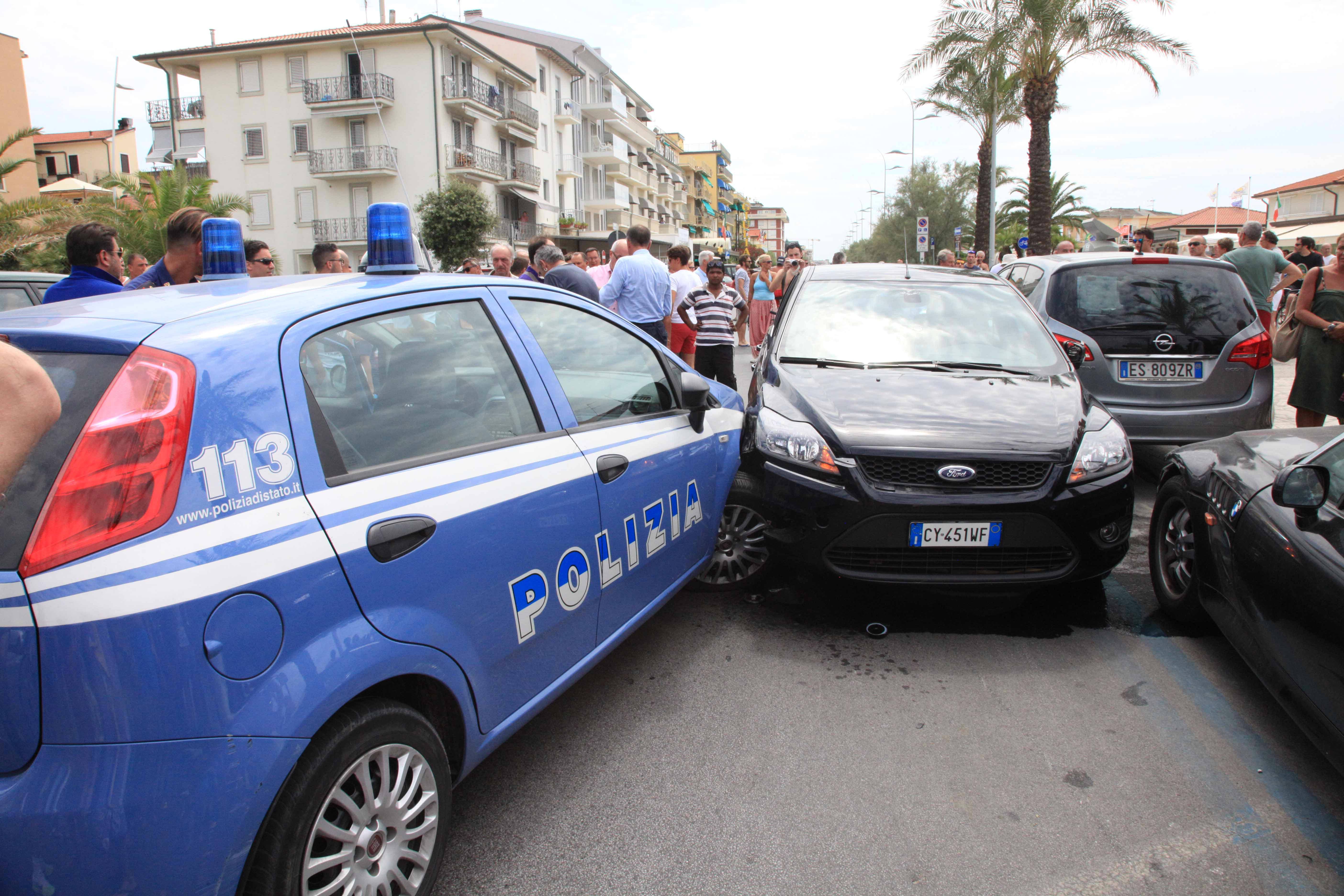La polizia in Piazza Principe Umberto a Lido
